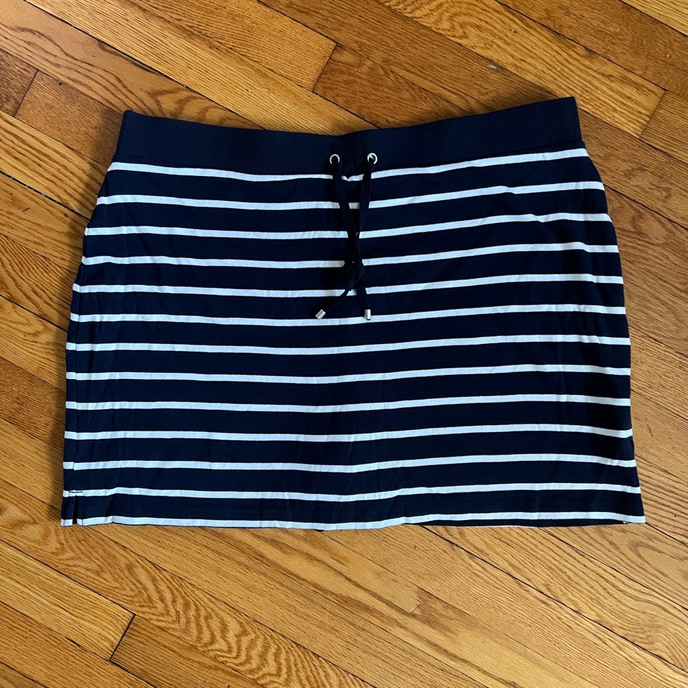 Croft & Barrow Blue and White Tie Front Skort